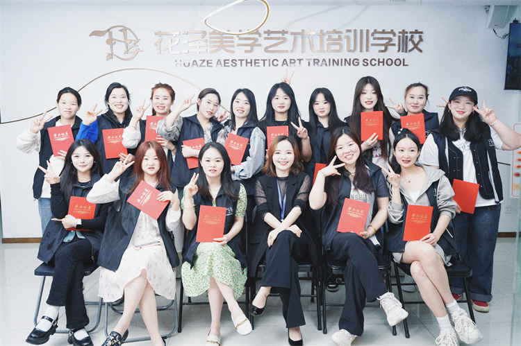 今日毕业的纹绣班和美容美体班的学员，还没毕业就都被用人单位高薪定走了，太棒了！祝你们前程似锦 - 图片1