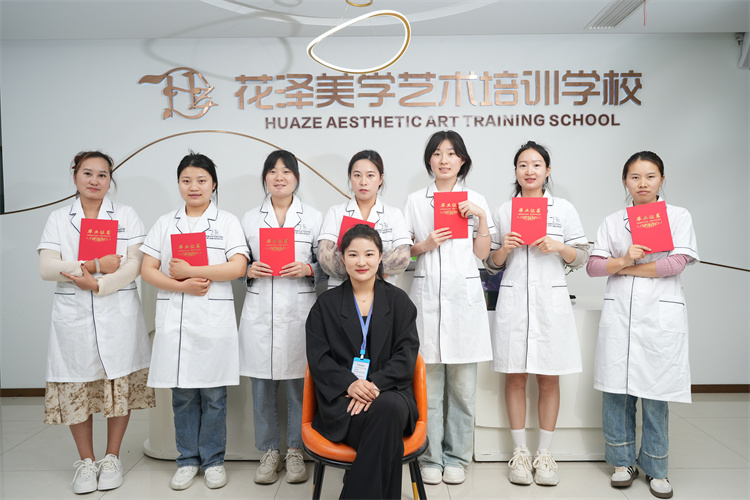 今日毕业的纹绣班和美容美体班的学员，还没毕业就都被用人单位高薪定走了，太棒了！祝你们前程似锦 - 图片2