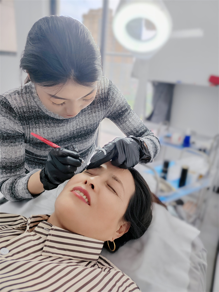 花泽美学上虞校区纹绣课堂认真练习的学员 - 图片2