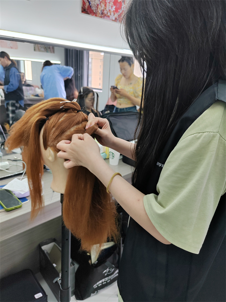 看看花泽美学的学员，化妆课自由练习的时候在干些啥 - 图片8