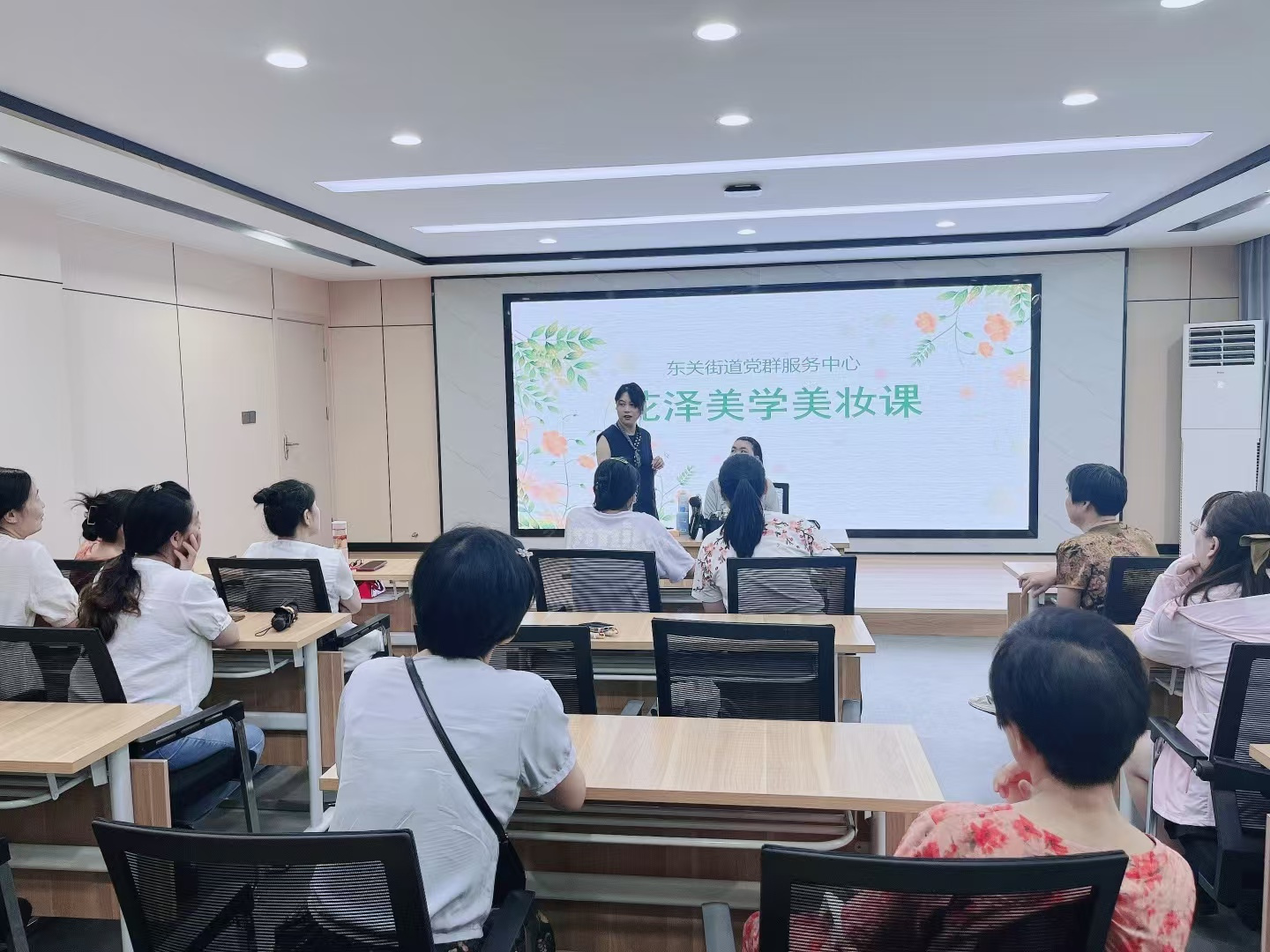 花泽美学走进街道社区，化妆技术社会公益课！街道的阿姨、姐姐、仙女们都学的非常认真哦！ - 图片2