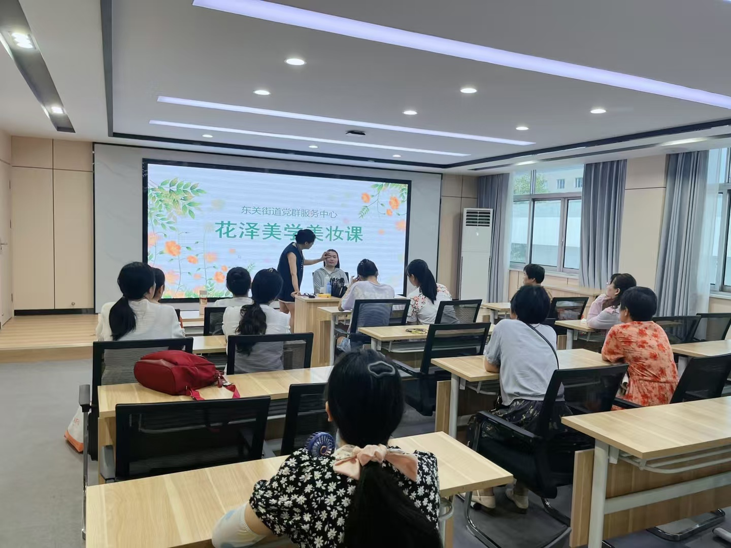 花泽美学走进街道社区，化妆技术社会公益课！街道的阿姨、姐姐、仙女们都学的非常认真哦！ - 图片3