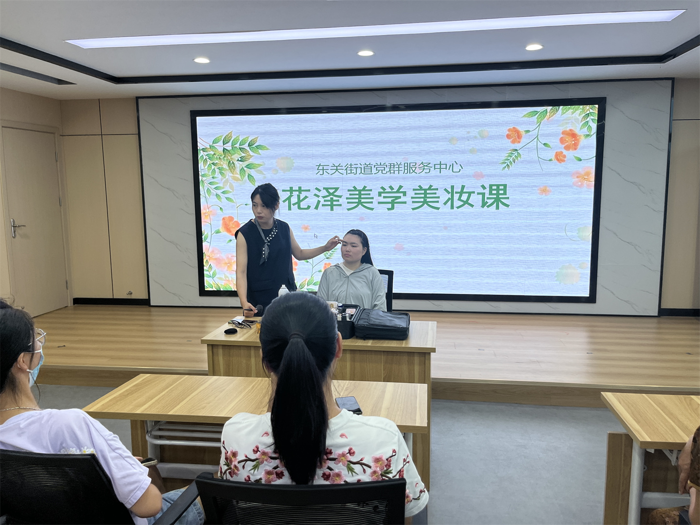 花泽美学走进街道社区，化妆技术社会公益课！街道的阿姨、姐姐、仙女们都学的非常认真哦！ - 图片4