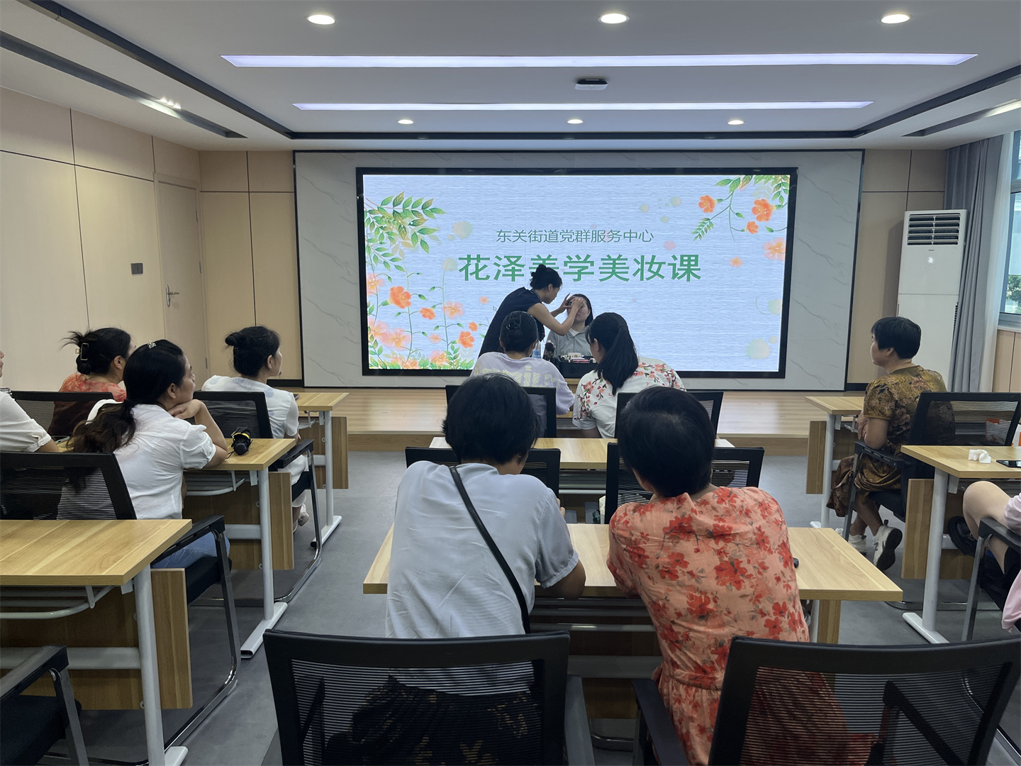 花泽美学走进街道社区，化妆技术社会公益课！街道的阿姨、姐姐、仙女们都学的非常认真哦！ - 图片5