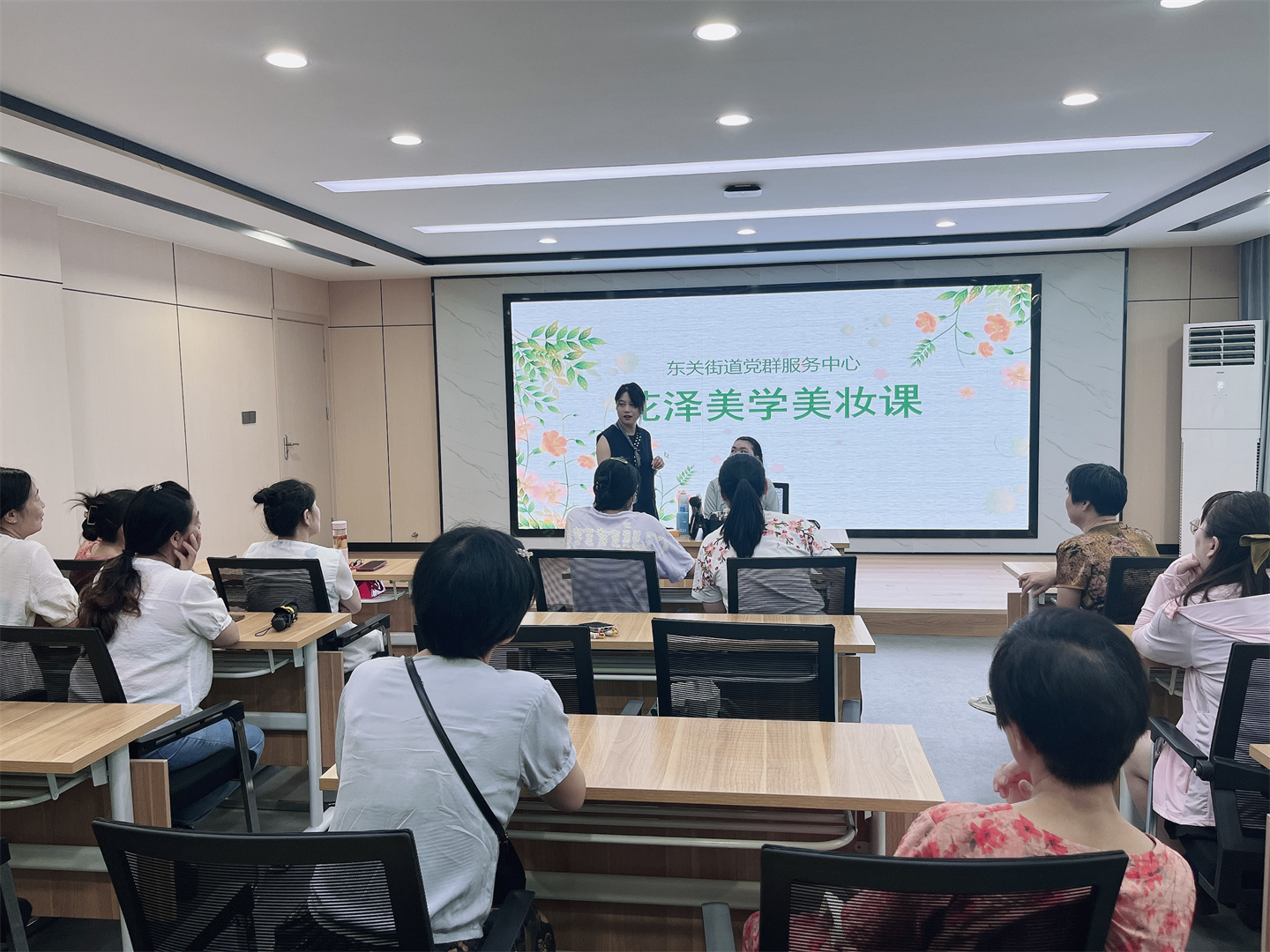 花泽美学走进街道社区，化妆技术社会公益课！街道的阿姨、姐姐、仙女们都学的非常认真哦！ - 图片6
