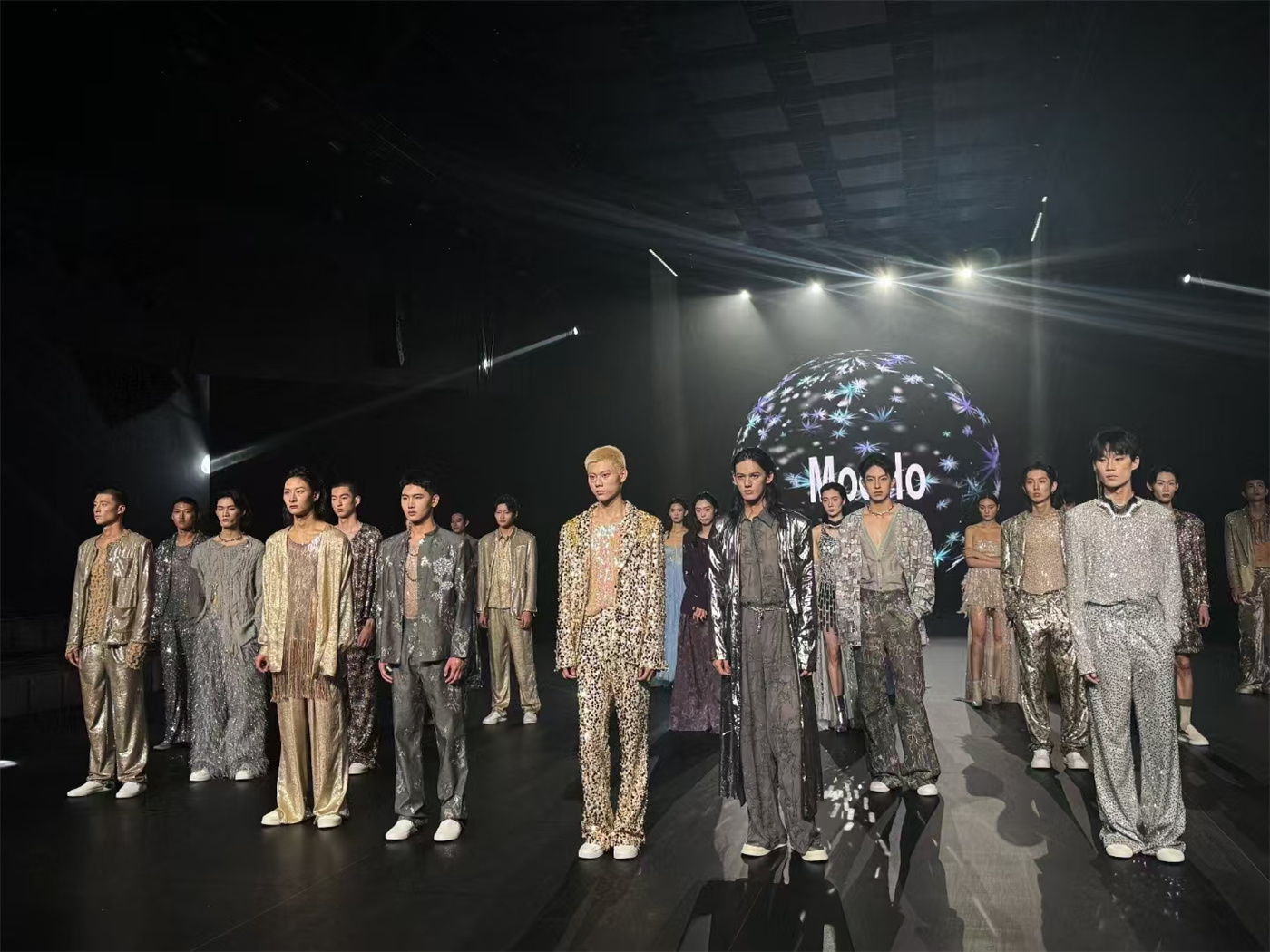 花泽美学老师带领学员助力柯桥国际时装周，给每一个模特画上精致妆容！星光闪闪 - 图片3