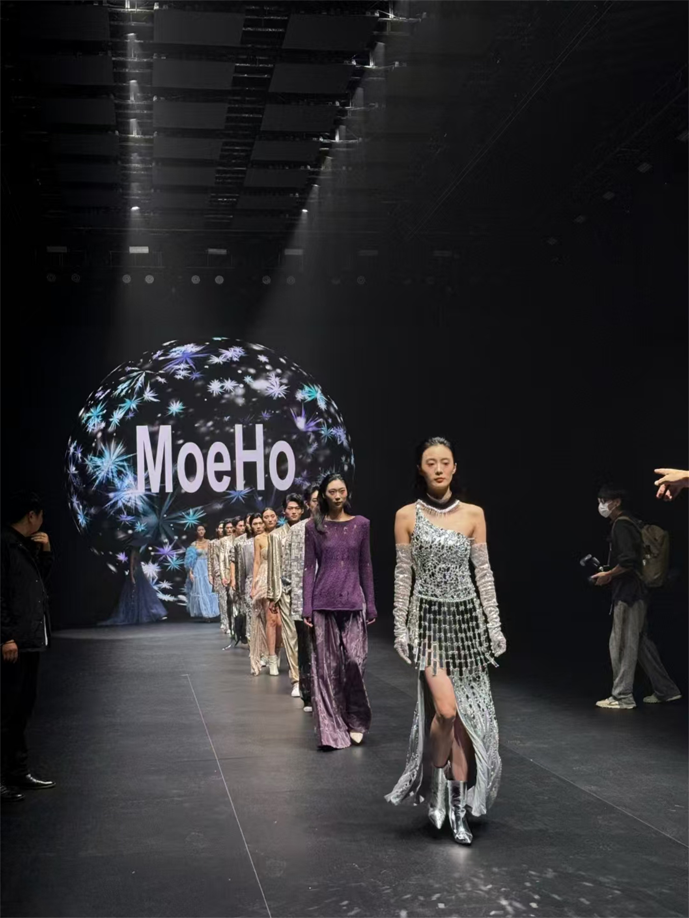 花泽美学老师带领学员助力柯桥国际时装周，给每一个模特画上精致妆容！星光闪闪 - 图片4