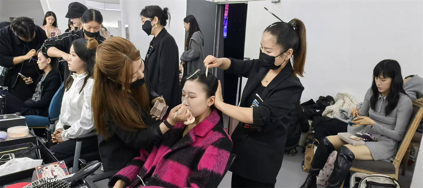 花泽美学老师带领学员助力柯桥国际时装周，给每一个模特画上精致妆容！星光闪闪 - 图片9
