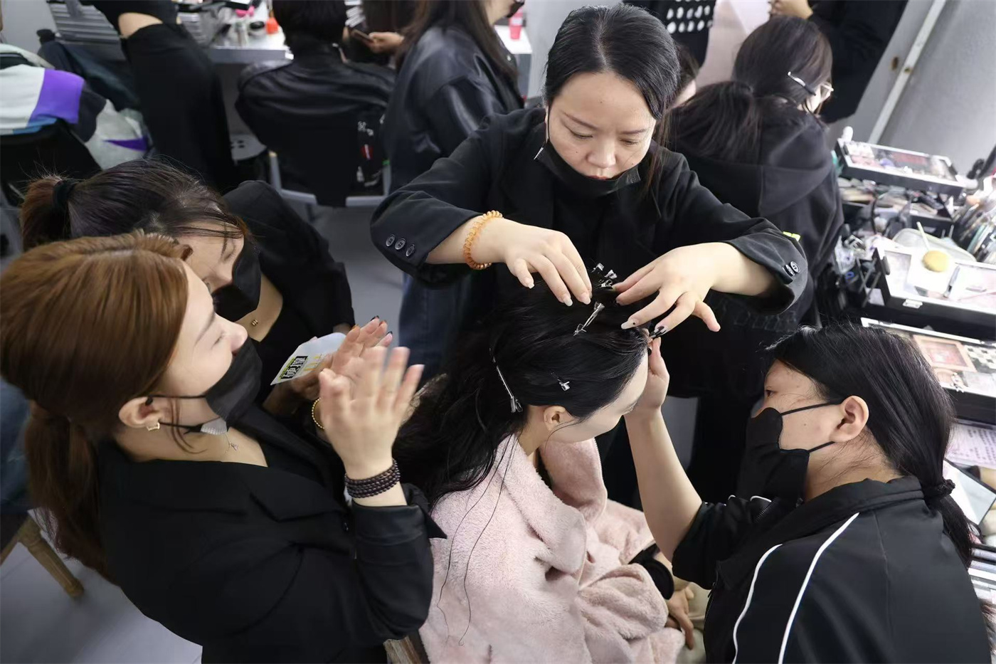 花泽美学老师带领学员助力柯桥国际时装周，给每一个模特画上精致妆容！星光闪闪 - 图片10