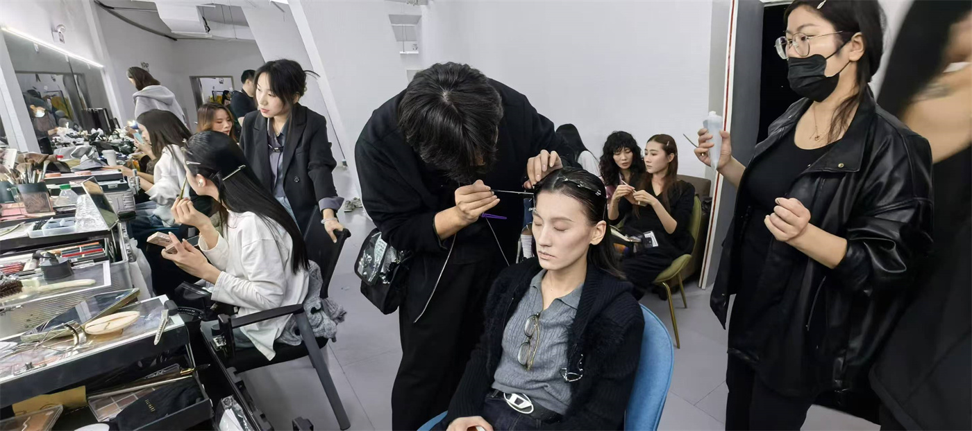 花泽美学老师带领学员助力柯桥国际时装周，给每一个模特画上精致妆容！星光闪闪 - 图片12