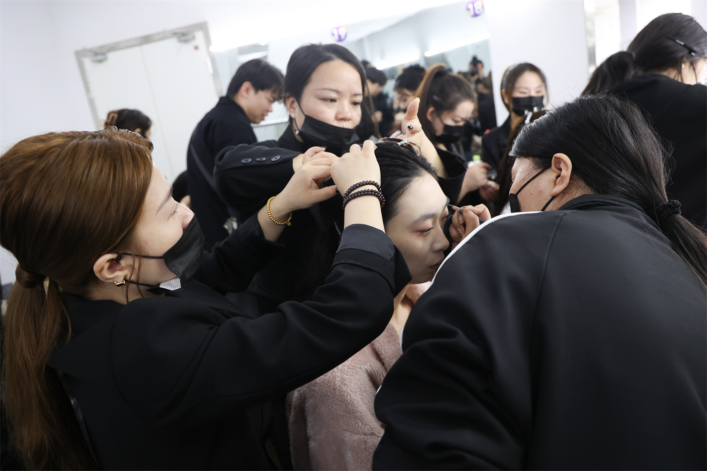 花泽美学老师带领学员助力柯桥国际时装周，给每一个模特画上精致妆容！星光闪闪 - 图片13