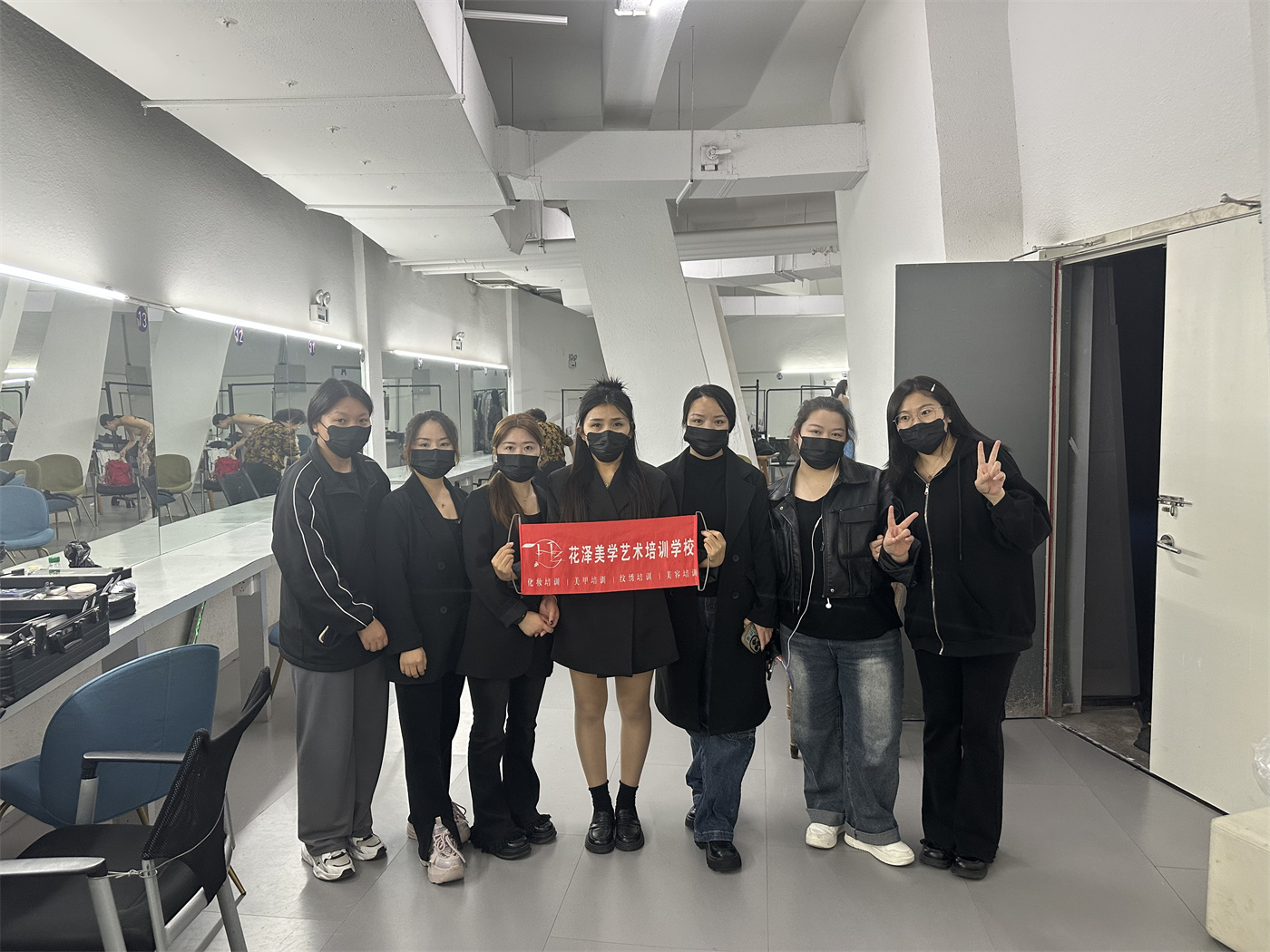 花泽美学老师带领学员助力柯桥国际时装周，给每一个模特画上精致妆容！星光闪闪 - 图片14