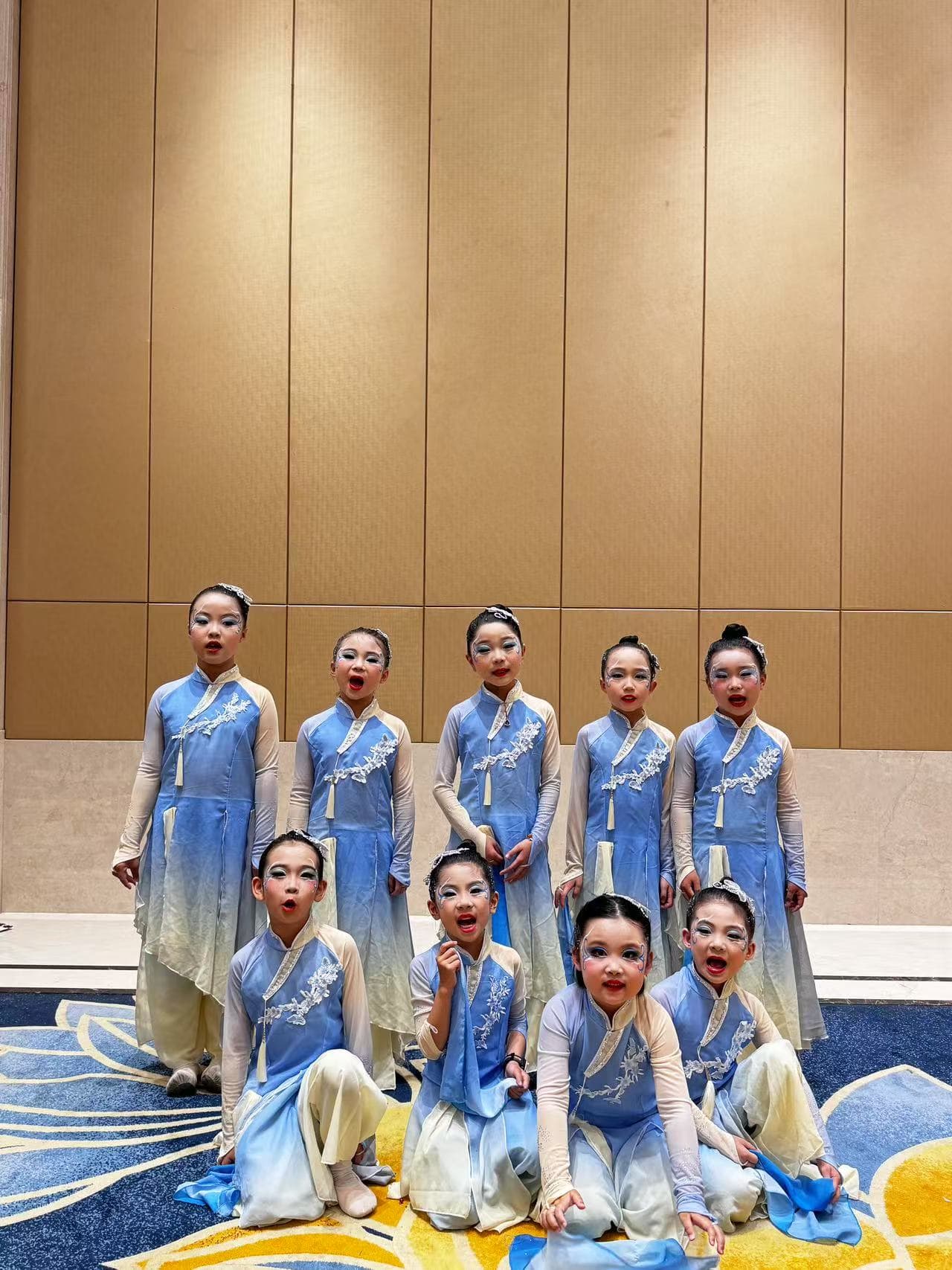 花泽学员进校门，帮我们小学生们画美美的演出妆咯 - 图片3