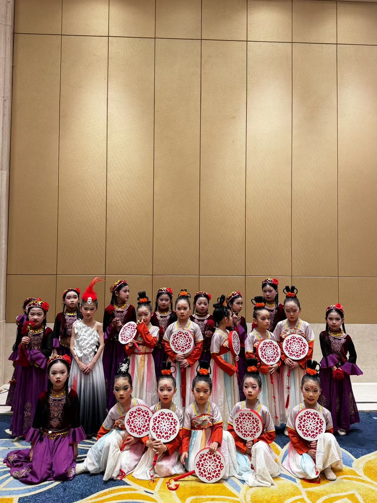 花泽学员进校门，帮我们小学生们画美美的演出妆咯 - 图片4