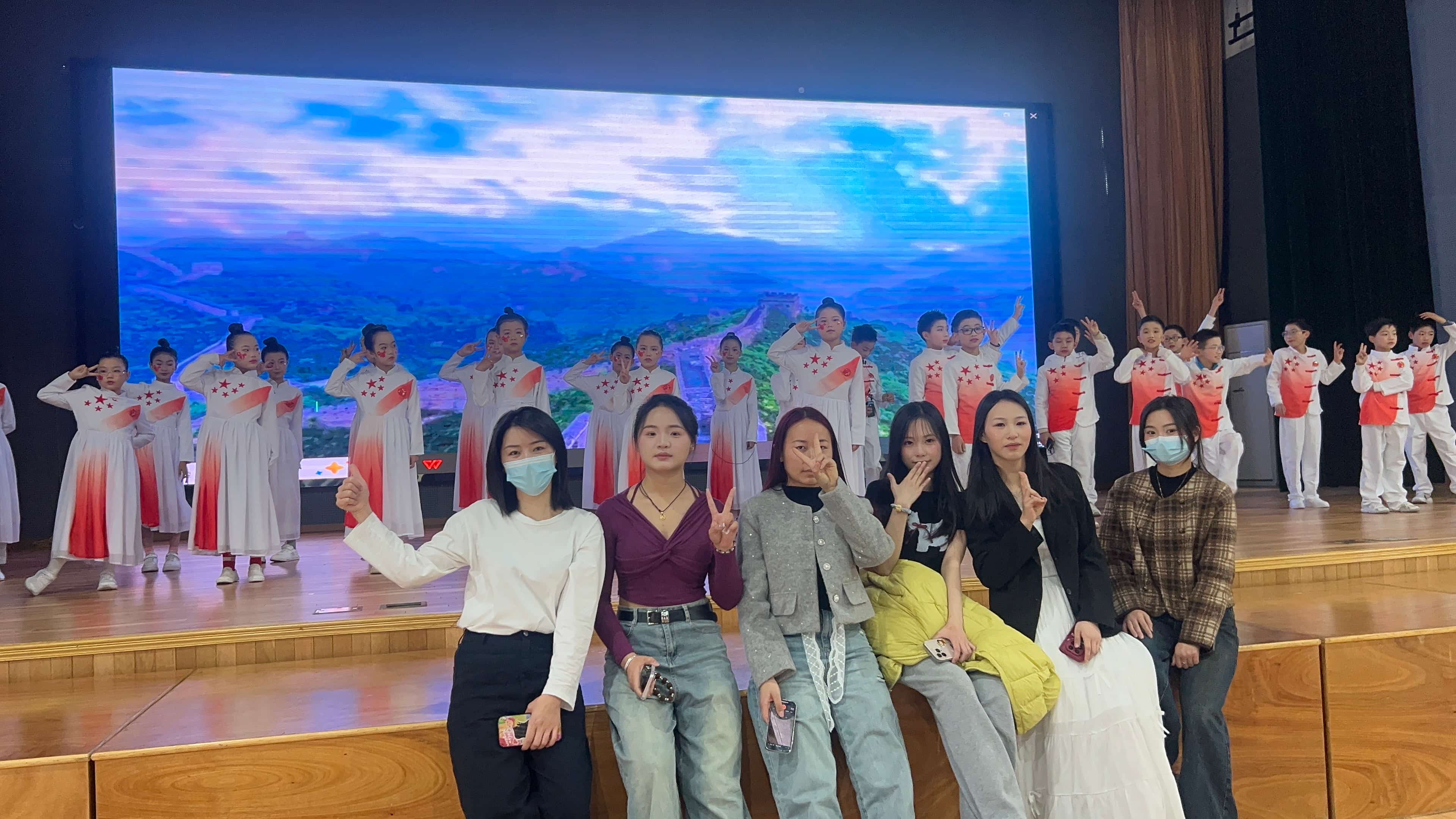 花泽学员进校门，帮我们小学生们画美美的演出妆咯 - 图片6