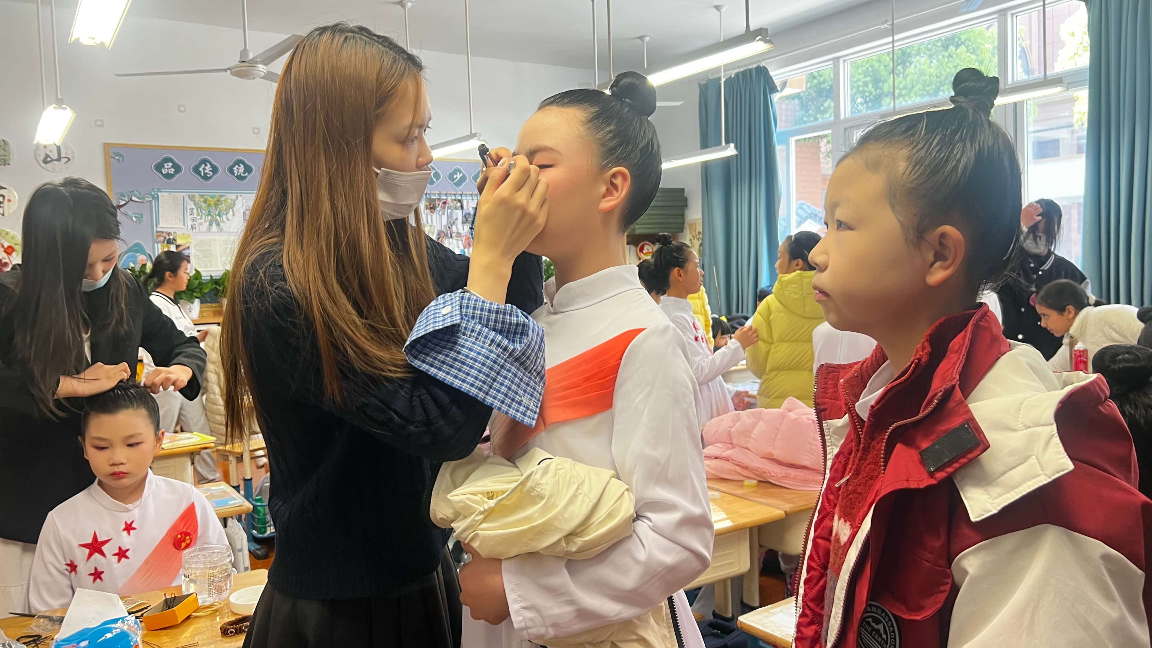 花泽学员进校门，帮我们小学生们画美美的演出妆咯 - 图片7