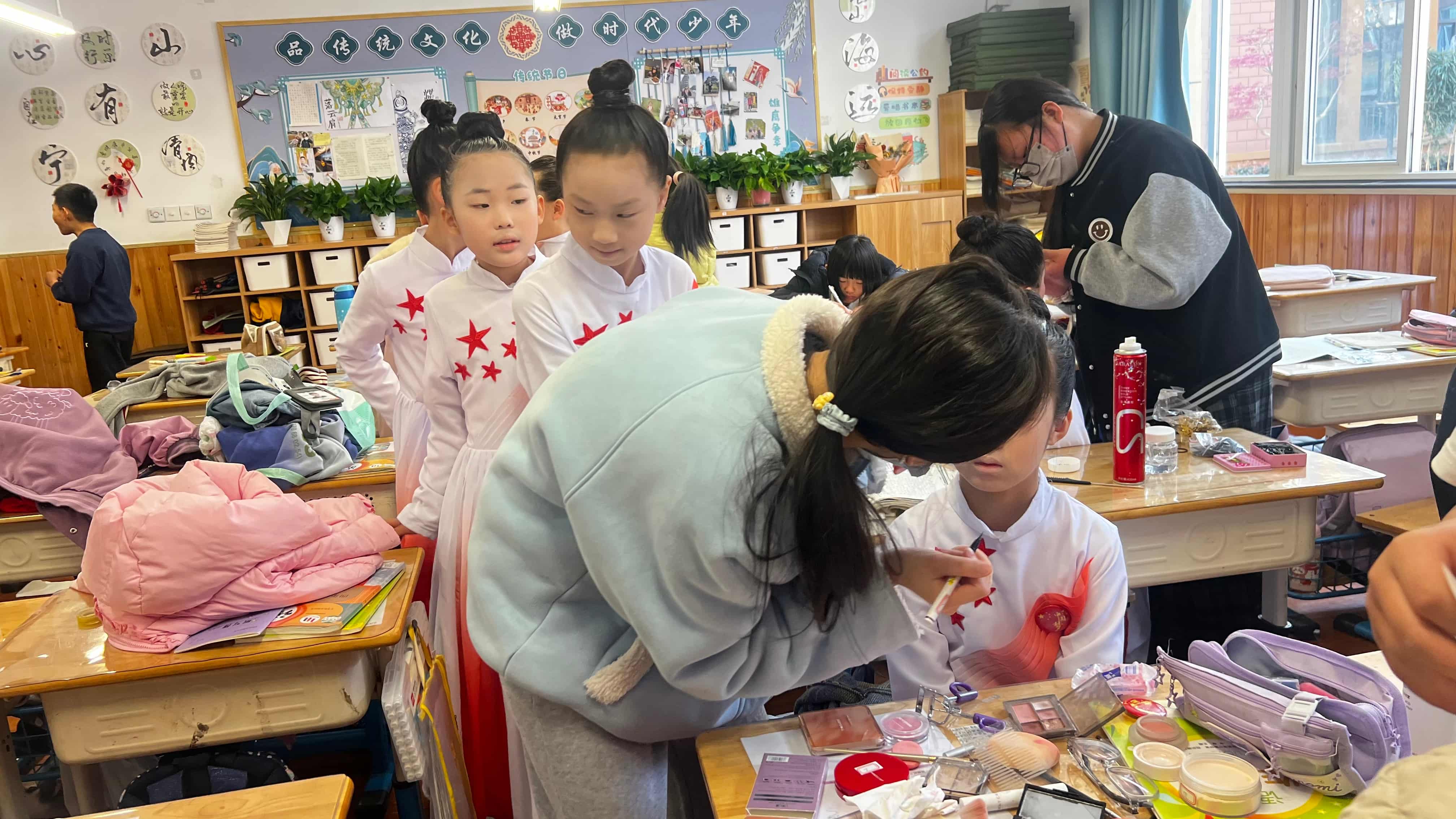 花泽学员进校门，帮我们小学生们画美美的演出妆咯 - 图片8