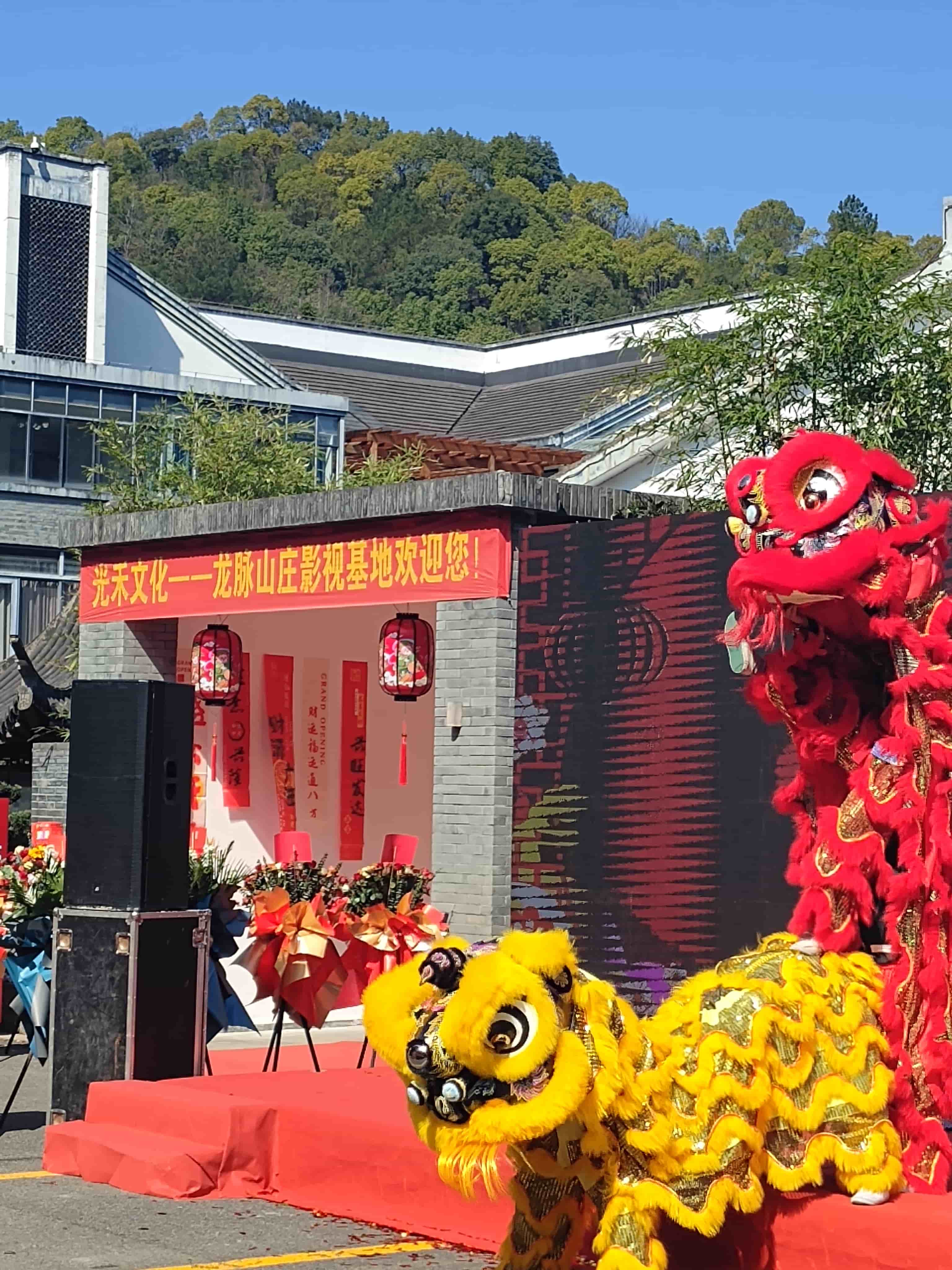 花泽美学摄影班同学与各大电视台新闻媒体一起记录绍兴影视基地盛大开业盛典！与大咖同台拍摄，气场十足！学习中就增加了重大履历，很多镜头被央视CCTV6采用，值得称赞！ - 图片8