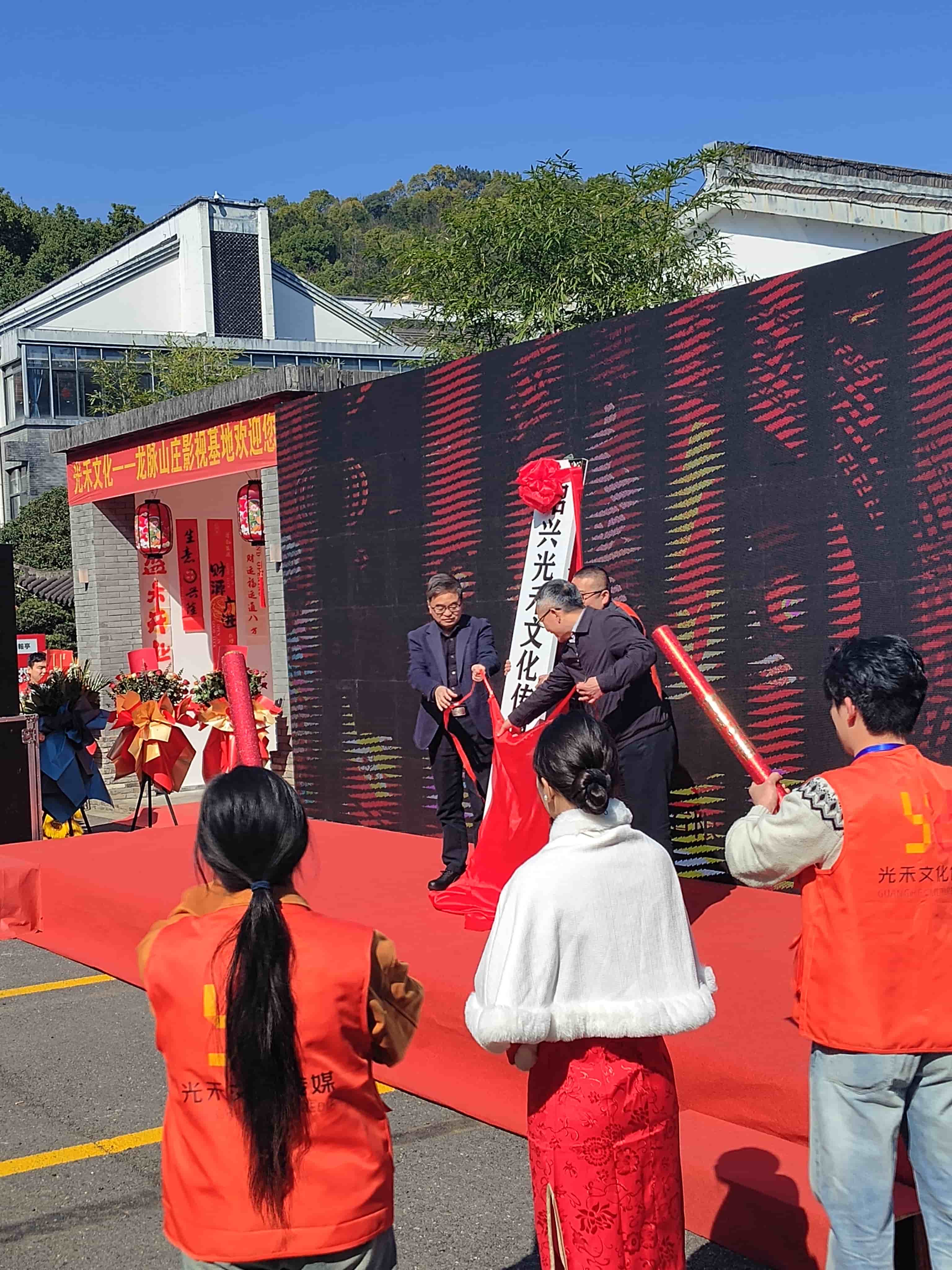 花泽美学摄影班同学与各大电视台新闻媒体一起记录绍兴影视基地盛大开业盛典！与大咖同台拍摄，气场十足！学习中就增加了重大履历，很多镜头被央视CCTV6采用，值得称赞！ - 图片6