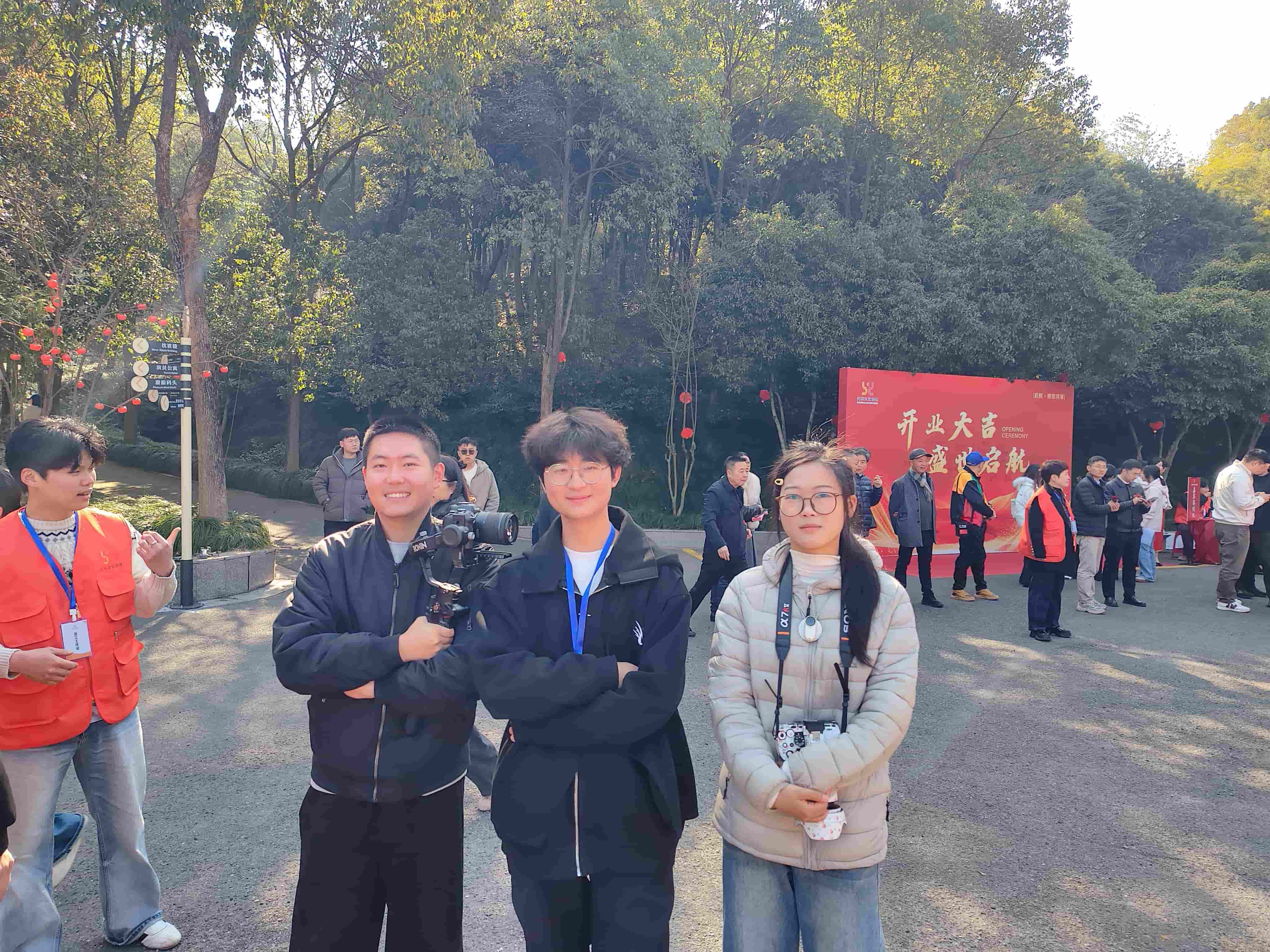 花泽美学摄影班同学与各大电视台新闻媒体一起记录绍兴影视基地盛大开业盛典！与大咖同台拍摄，气场十足！学习中就增加了重大履历，很多镜头被央视CCTV6采用，值得称赞！ - 图片9
