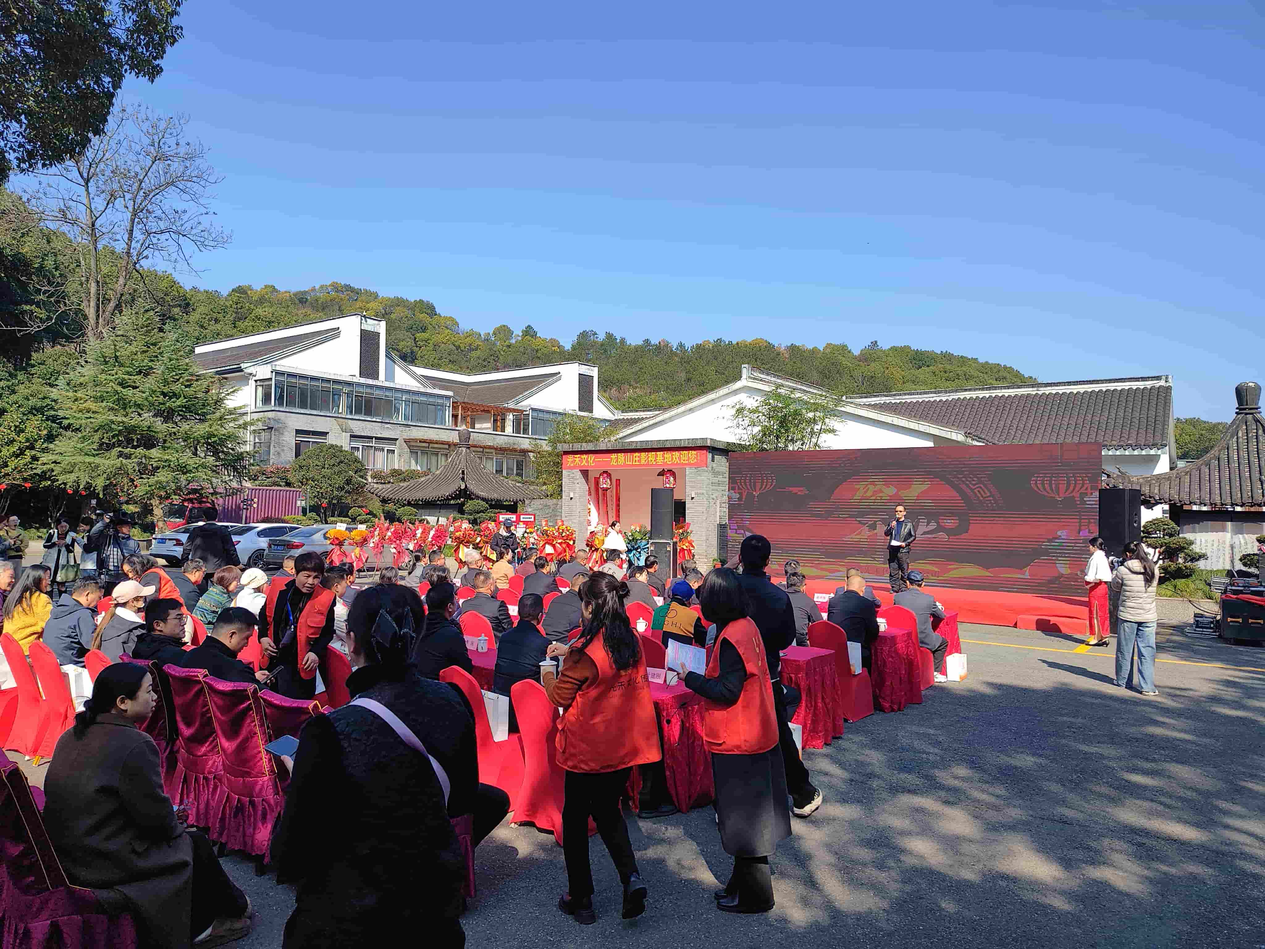花泽美学摄影班同学与各大电视台新闻媒体一起记录绍兴影视基地盛大开业盛典！与大咖同台拍摄，气场十足！学习中就增加了重大履历，很多镜头被央视CCTV6采用，值得称赞！ - 图片7